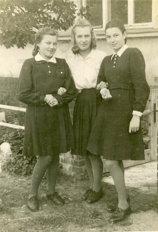 KKE 2216.jpg - Fot. Trzy młode dziewczęta. Od prawej: pierwsza Łucja Żakiewicz z koleżankami, lata 40-te XX wieku.